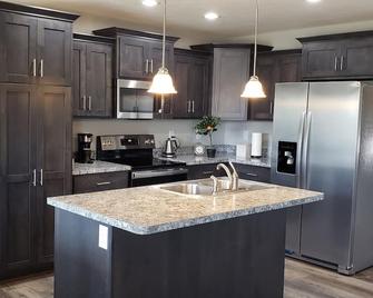 New 2021 Home 3 Br, Peaceful Getaway Ozark - Ozark - Kitchen