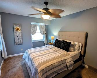 Inviting Cozy House in the Heart of Maple Grove - Maple Grove - Bedroom