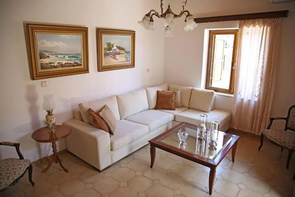 Traditional House under Kazarma Fortress in Sitia - Sitia - Living room