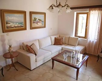 Traditional House under Kazarma Fortress in Sitia - Sitia - Wohnzimmer