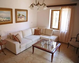 Traditional House under Kazarma Fortress in Sitia - Sitia - Living room