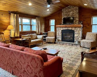 Overlook Cabin: E. Bluff Drive, Lake View, Hot Tub, Firepit, Central-Ac, Private - Penn Yan - Living room