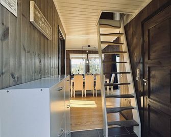 Modern Mountain Cabin in Tisleidalen, Go - Gol - Escaleras