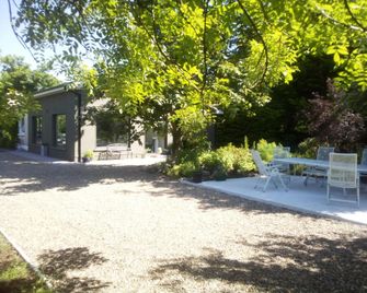 Spacious Contemporary Chalet Type Apartm - Galway - Innenhof