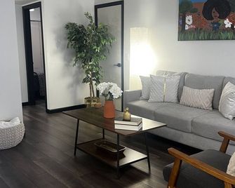 Renovated Unit! Near Downtown, Restaurants, Shopping and Promedica Hospital. - Toledo - Living room