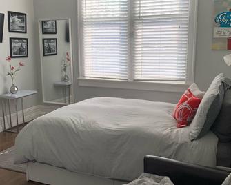 Professional Extended Stay Efficiency Studio Beautifully Remodeled Historic Home - Reno - Habitación