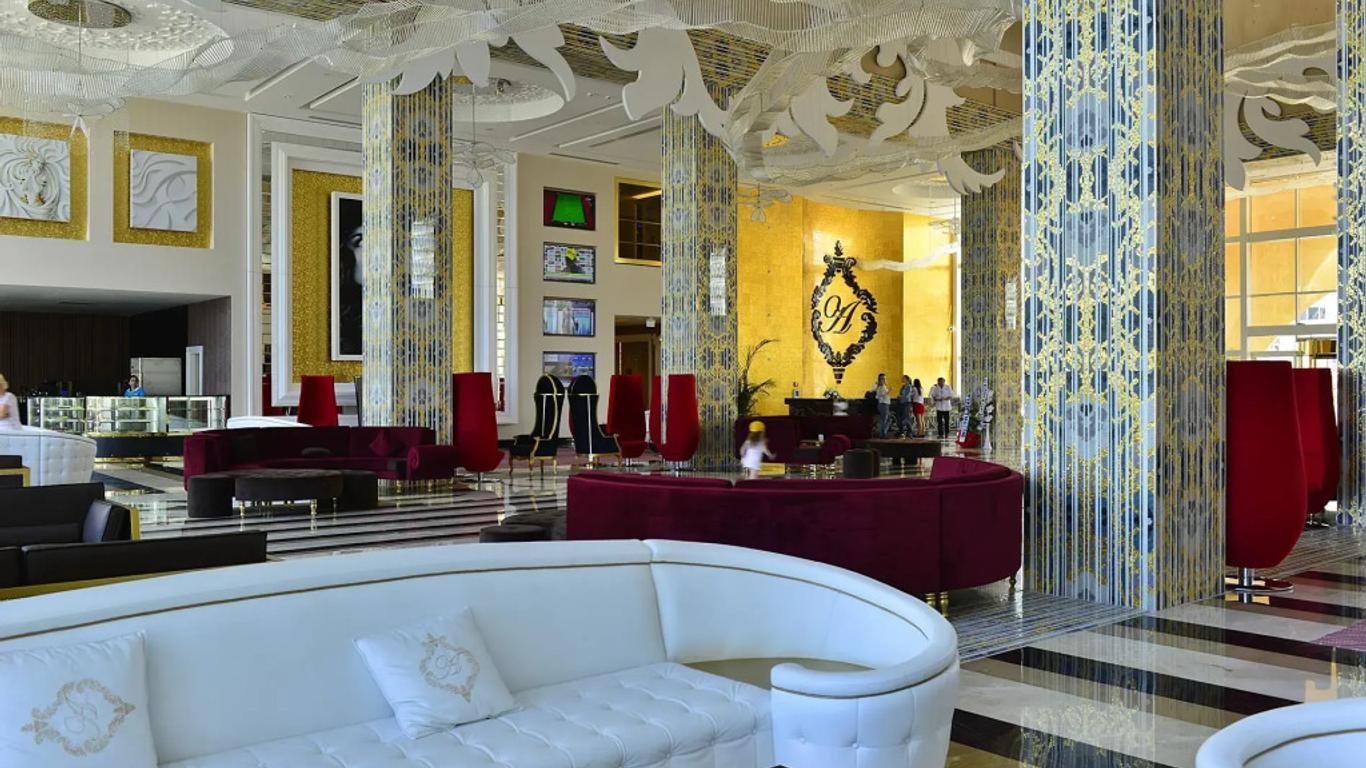 Azura Deluxe Resort & Spa