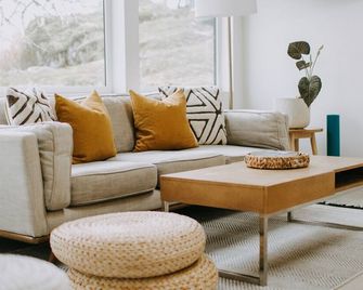 A Private Modern Cottage: Surrounded by nature in the heart of the city - Victoria - Living room