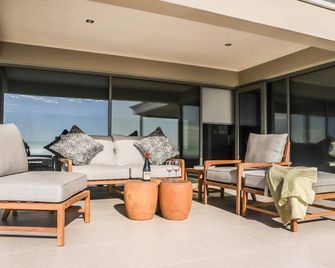 Eldon Penthouse - Camps Bay - Living room