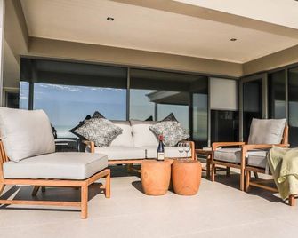 Eldon Penthouse - Camps Bay - סלון
