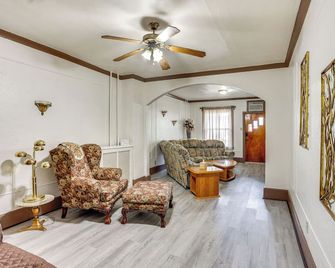 Playroom And Fenced Yard Mt Carmel Famil - Mount Carmel - Living room