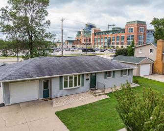 Field of Dreams by Simple Life Rentals - Green Bay - Building