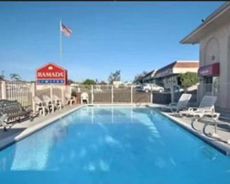Days Inn by Wyndham San Marcos - San Marcos - Pool