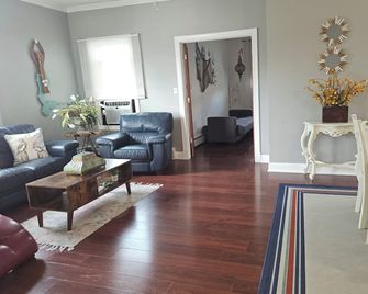 Beach house in Long Branch 12 mts walk to the beach - Long Branch - Living room