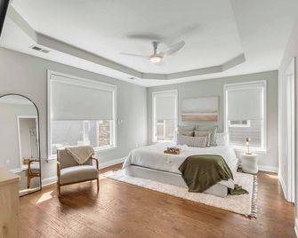 Coastal Chic Retreat - Minutes to Downtown Charleston and Beautiful Beaches - North Charleston - Bedroom