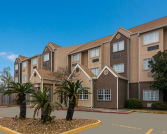 Americas Best Value Inn & Suites Lake Charles at I-210 Exit 5 - לייק צ'ארלס - בניין