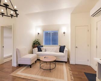 New Tudor Cottage one block from Chico State and downtown with private garage - Chico - Living room