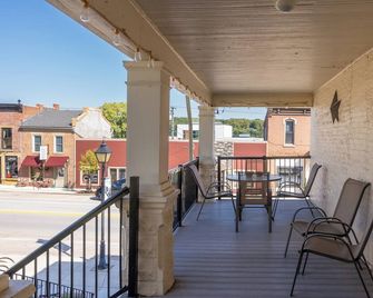 Gorgeous loft in the heart of LeClaire, Iowa - Le Claire - Balcony