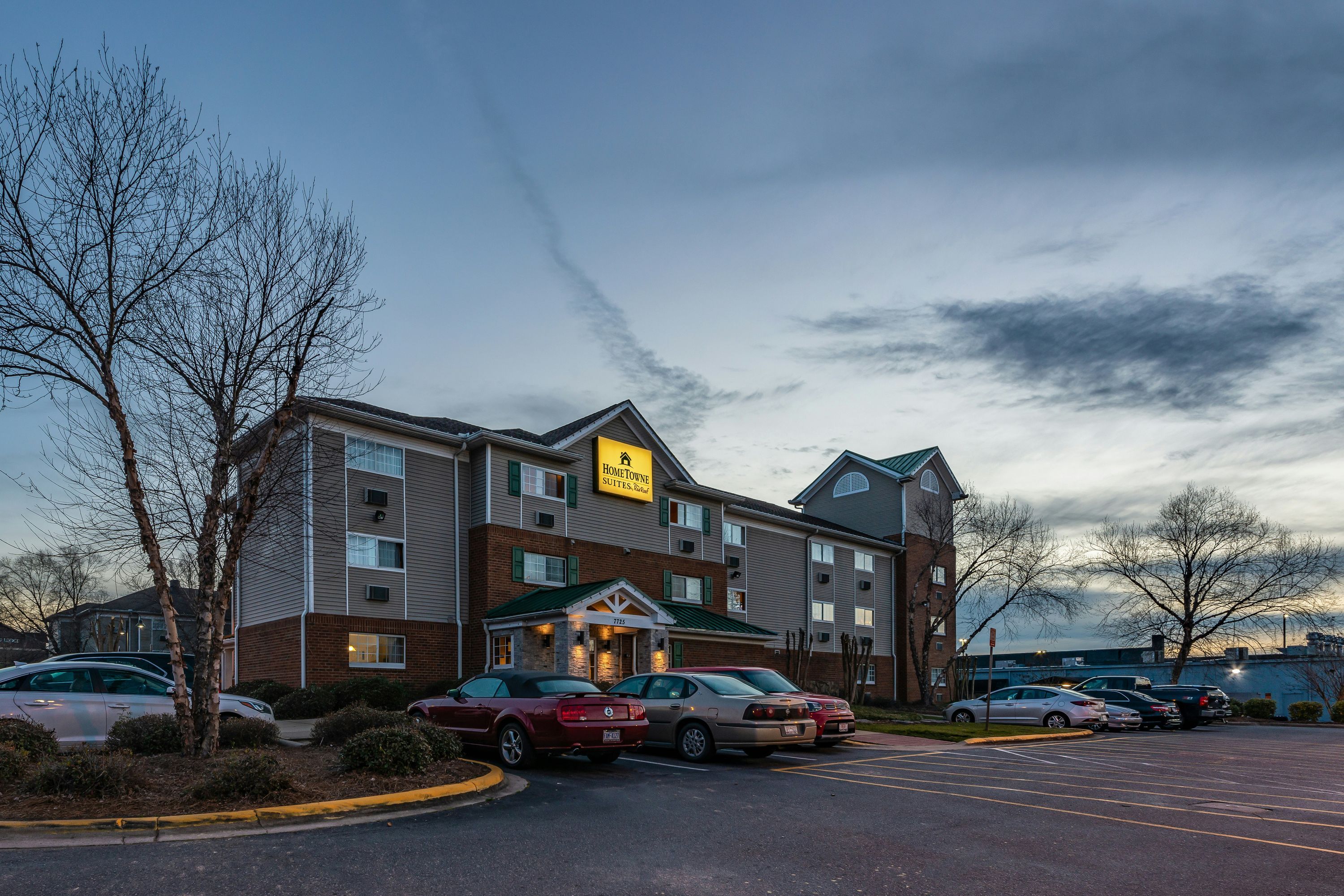 HomeTowne Studios & Suites by Red Roof Charlotte - Concord - קונקורד - בניין