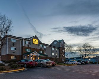 HomeTowne Studios & Suites by Red Roof Charlotte - Concord - Concord - Building