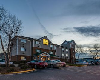 HomeTowne Studios & Suites by Red Roof Charlotte - Concord - קונקורד - בניין