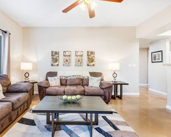 Dog-friendly ground-floor condo with patio, pool, hot tub & gym - Tolleson - Living room