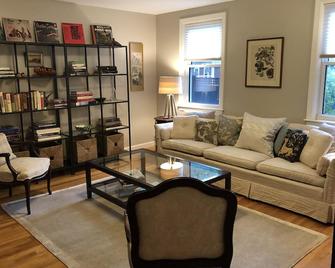 Comfortable And Well-Appointed, Bright And Spacious On The Boston-Cambridge Line - كامبريدج - غرفة معيشة
