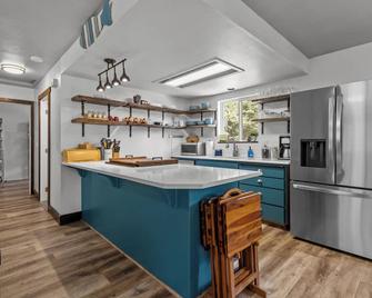 Spirit lake Getaway 2 bed 2 bath, Fire, Games, Outside Bar-Close to Silverwood! - Spirit Lake - Cocina