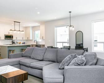 Luxurious Home in Lake Cowichan - Lake Cowichan - Living room