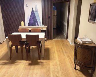 Charming 2-bedroom residence in Jefferson Park, Chicago! - Chicago - Dining room
