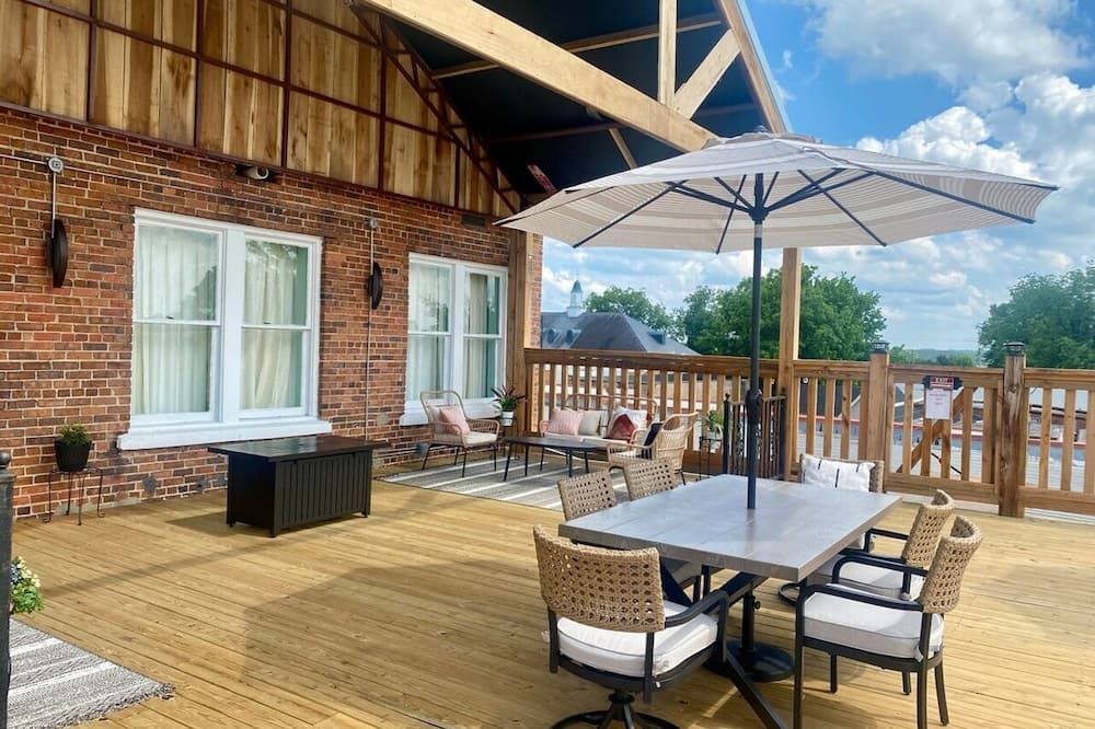 Room 4 (sleeps 2) at Chipley's Squareview Inn