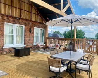 Room 4 (sleeps 2) at Chipley's Squareview Inn - Carthage - Balcony