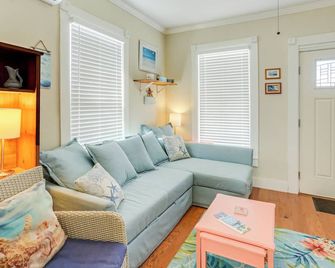 1 Mi to Beach Colorful Cottage in Galveston! - Galveston - Living room