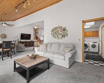 The Harbor Hideaway - Oshkosh - Living room