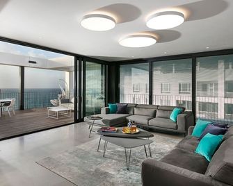 New beachfront luxury apartment at the Boutique Hotel - Tel Aviv - Living room