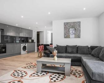 Modern 2 Bedroom Apartment in Central Woking - Woking - Living room