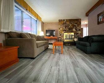 Econo Lodge Motel Village - Calgary - Bedroom