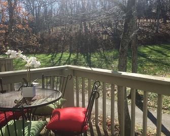 Escape to the Blue Ridge Mountains at Wine-tergreen! - Wintergreen - Balcony