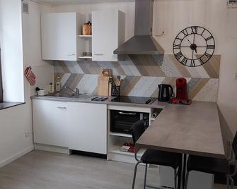 Appartement climatisé 2 étoiles, vue sur les Remparts, centre de Rocroi, Parking privatif et garage vélos - Rocroi - Cocina