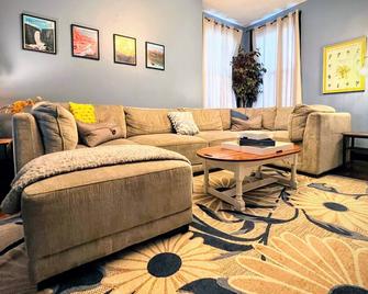 Minutes to Downtown! King Bed Off-Street Parking - Pittsburgh - Living room