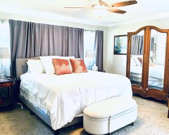 Beautiful Large Luxury Home - Minutes From Everything! - Texarkana - Bedroom