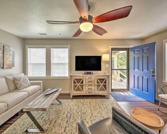 Cozy Cottage Less Than 2 Mi to Cape Hatteras Natl Shore! - Frisco - Living room