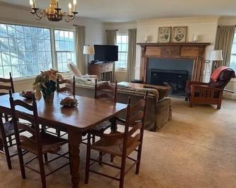 Quaint Country Cottage, Mountain Views, Vt/Radford/Va Families Haven! - Dublin - Dining room