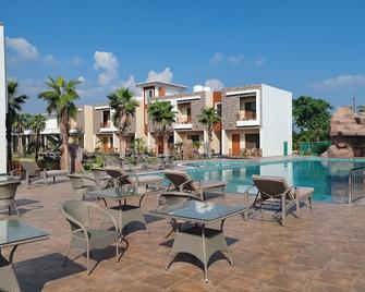 The Maasai Mara resort ,water and adventure park, Corbett - Rāmnagar - Havuz