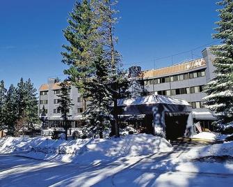 Resort sits at the base of Heavenly Valley. - South Lake Tahoe - Rakennus