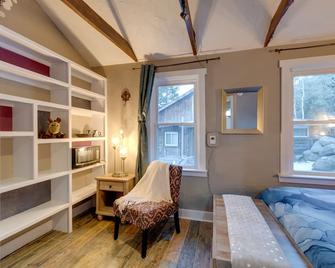 Rustic Log Cabin with Studio about 5 Mi to Pikes Peak! - Green Mountain Falls - Living room