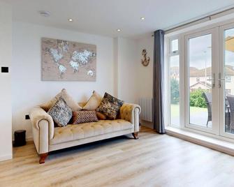 Somerwood - Two Bedroom Cottage, Sleeps 4 - Deganwy - Living room