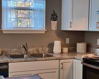 Charming 1-bedroom house with AC and WiFi in tranquil Siloam Spring - Siloam Springs