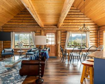 Mountain Tee - cozy log home in Ennis just minutes from the Madison River! - Ennis - Living room