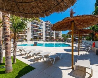 Rentalmar Salou Playa Family Suites & Pool - Salou - Svømmebasseng